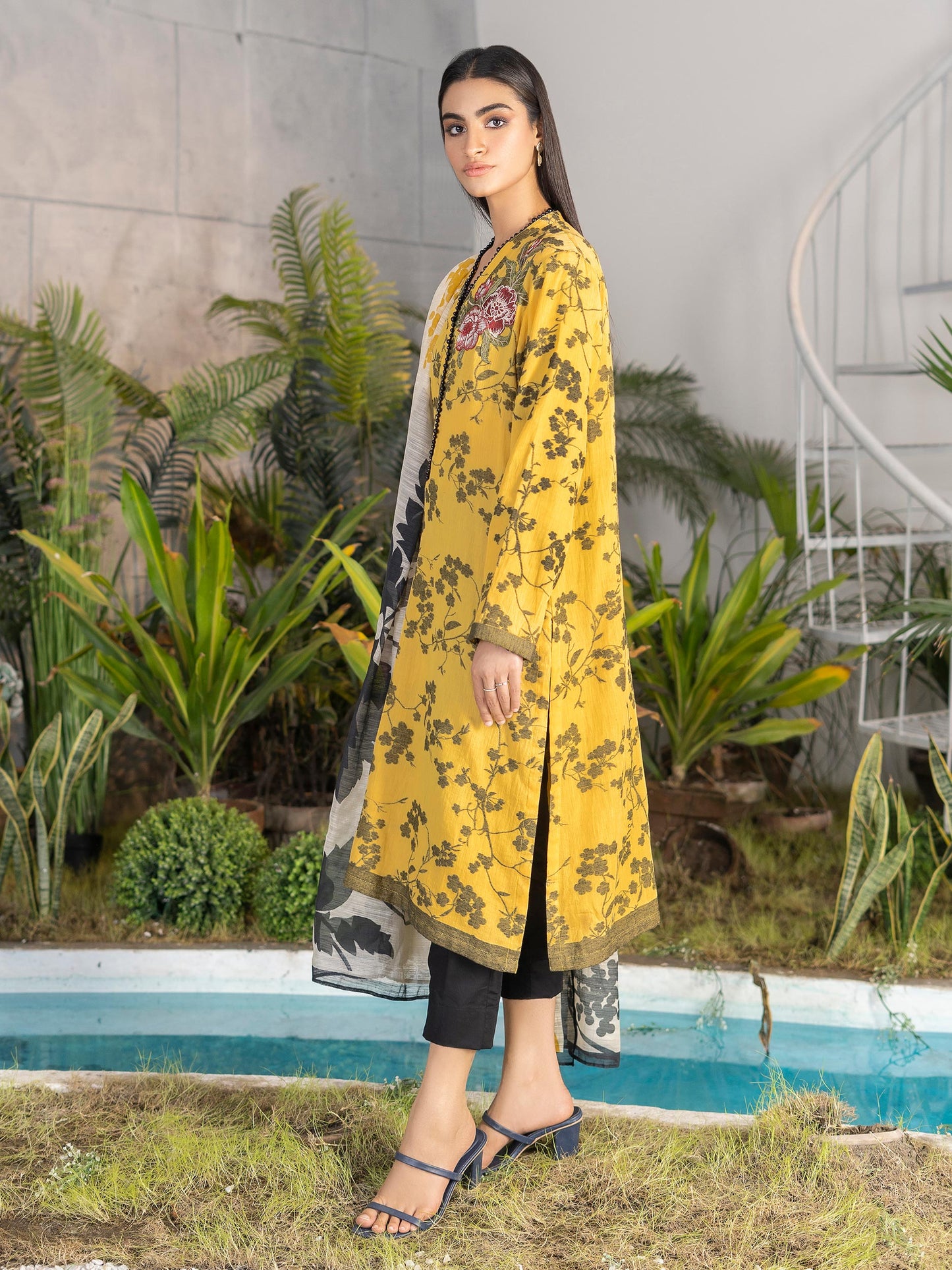 2 Piece Embroidered Jacquard Suit